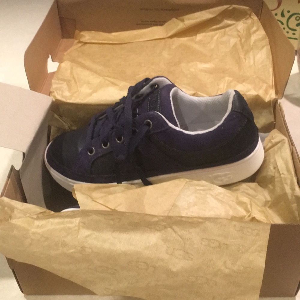 Big boys size 4 women’s 6 ugg brand new in box